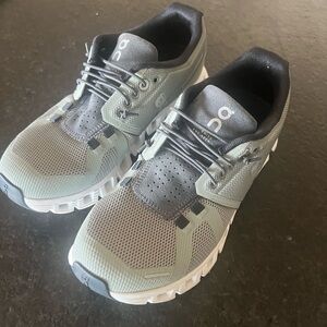 On Cloud ' Gray and Black Sneakers